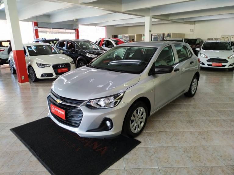 CHEVROLET - ONIX - 2023/2023 - Prata - R$ 79.500,00