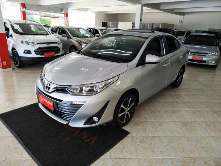 TOYOTA - YARIS - 2021/2021 - Prata - R$ 88.900,00