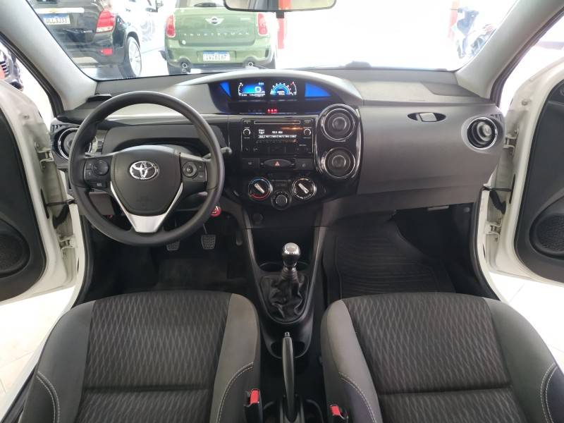 TOYOTA - ETIOS - 2018/2018 - Branca - R$ 57.900,00