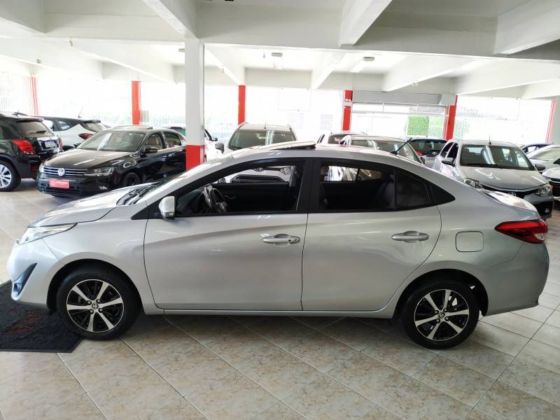 TOYOTA - YARIS - 2021/2021 - Prata - R$ 88.900,00