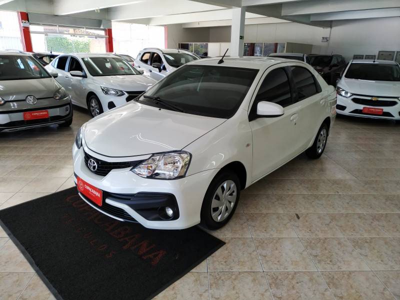 TOYOTA - ETIOS - 2018/2018 - Branca - R$ 57.900,00