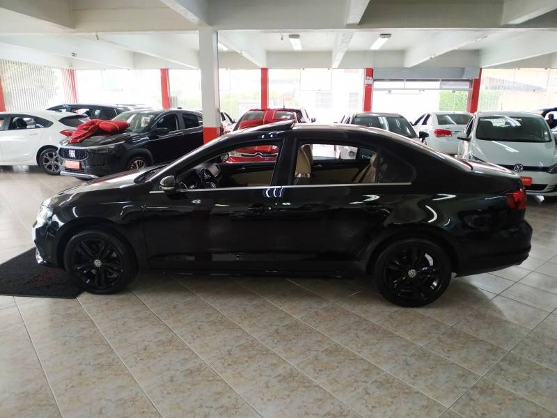 VOLKSWAGEN - JETTA - 2017/2017 - Preta - R$ 97.900,00