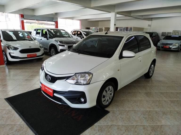 TOYOTA - ETIOS - 2018/2018 - Branca - R$ 63.900,00