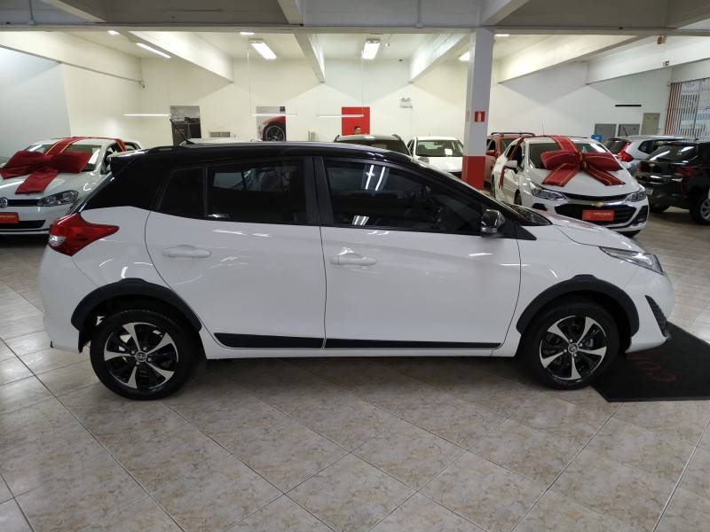 TOYOTA - YARIS - 2020/2020 - Branca - R$ 83.900,00